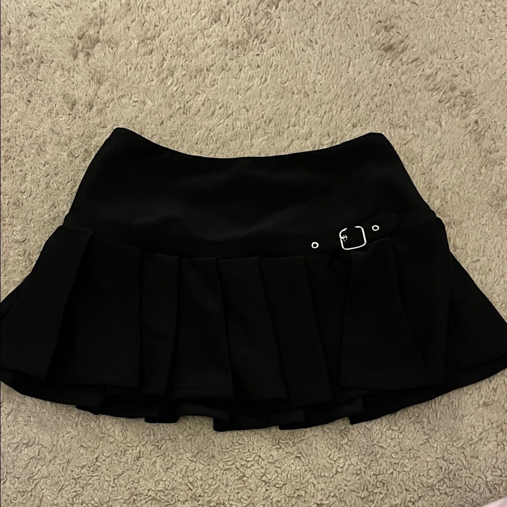 Chic Black Buckle Mini Skirt